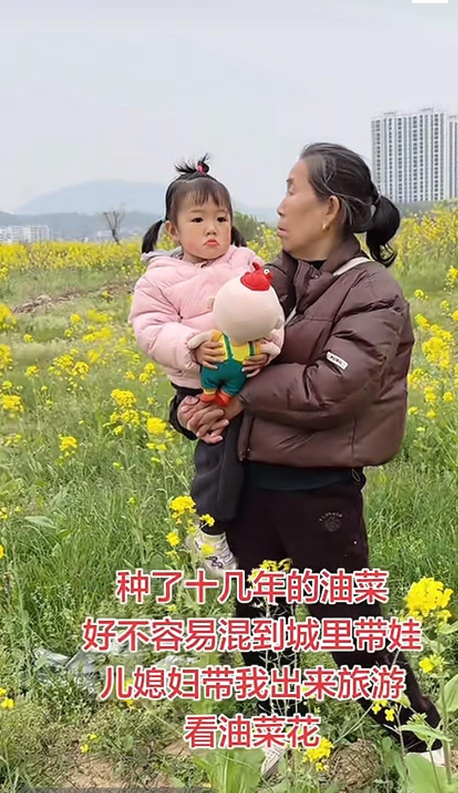 春日油菜花开，游人共赏佳景。
我种了一辈子油菜，难得进城看望孙女。今年儿媳带我出