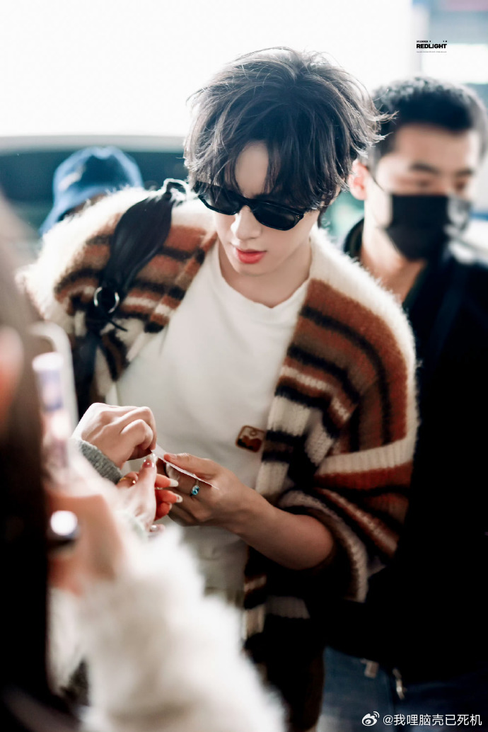 展轩看秀展轩出发巴黎了 展轩出发巴黎了，展轩看秀即来袭，条纹针织衫搭配白色内搭，