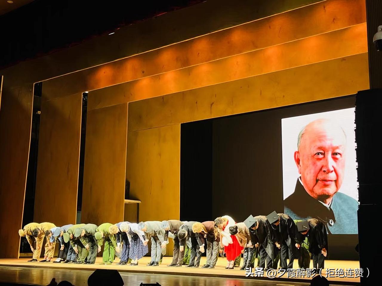 谢幕这一躬，致敬永远的钱学森！
 
昨晚的感动，延续到了今天。
 
翻到谢幕时的