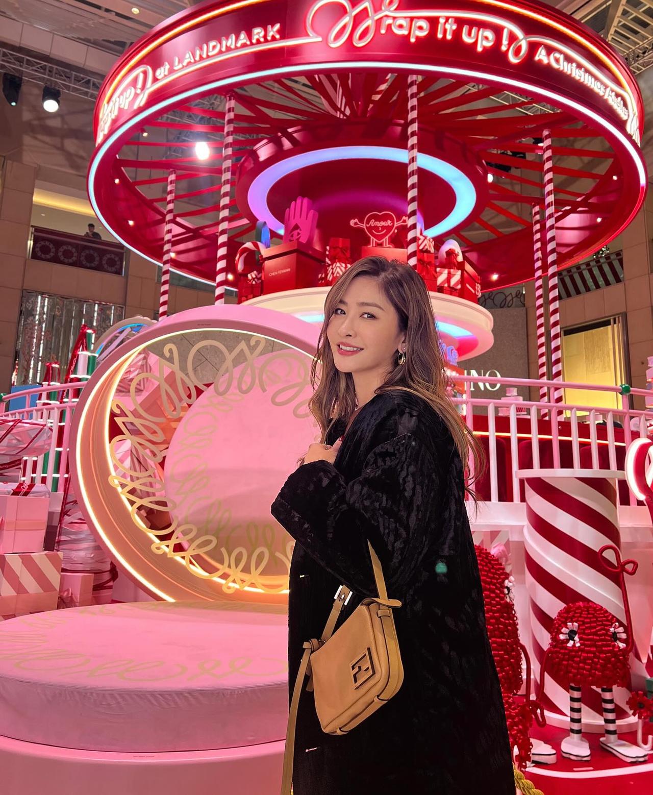 她曾经是香港顶级女模特儿，她有一个妹妹也是在娱乐圈发展，她今年都已经50岁，但看