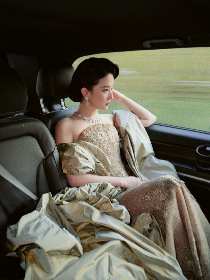 刘亦菲车窗大片，真有一种女王巡视领地即视感！ 