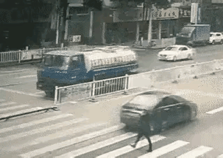 洒水车、斑马线、行人、没有减速的小轿车，这个责任怎么定