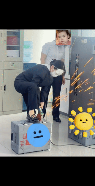 装满钱的箱子突然打不开了？
银行小姐姐借来一个角磨机开始了硬核操作？
只见她手持