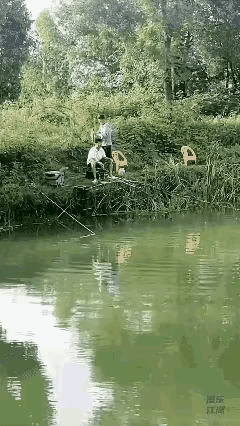 鱼到手都能跑，这群二货钓友手太潮了！