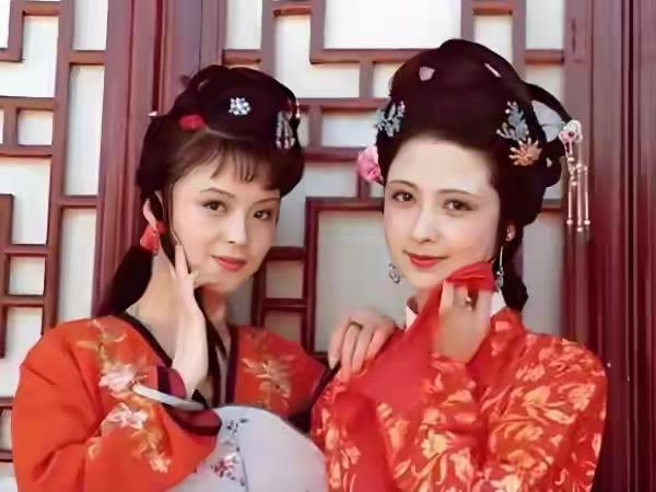 尤二姐进荣府，为啥难以善终？尤三姐早就看穿：两姊妹被人做了局
 
尤三姐的眼睛从