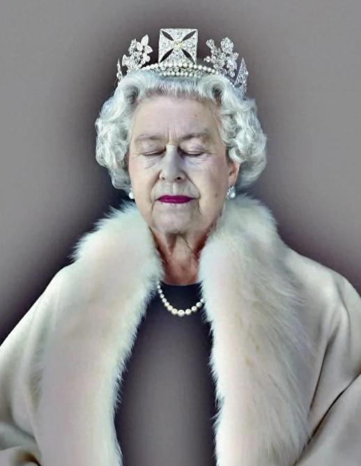 2022年，英国女王死后遗体既没火葬也没土葬，而是将遗体放在百斤重的铅制棺材中，