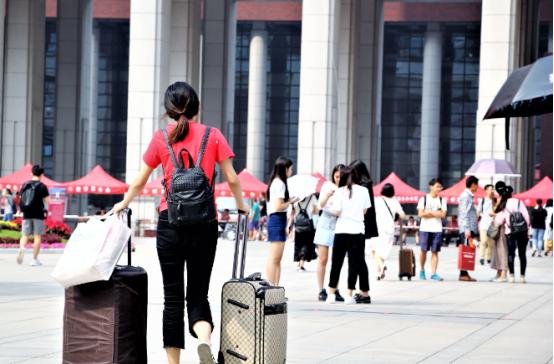 终于有大学生敢提出质疑了：明明大四一整年都在外实习，凭什么要交全额学费？人不在学