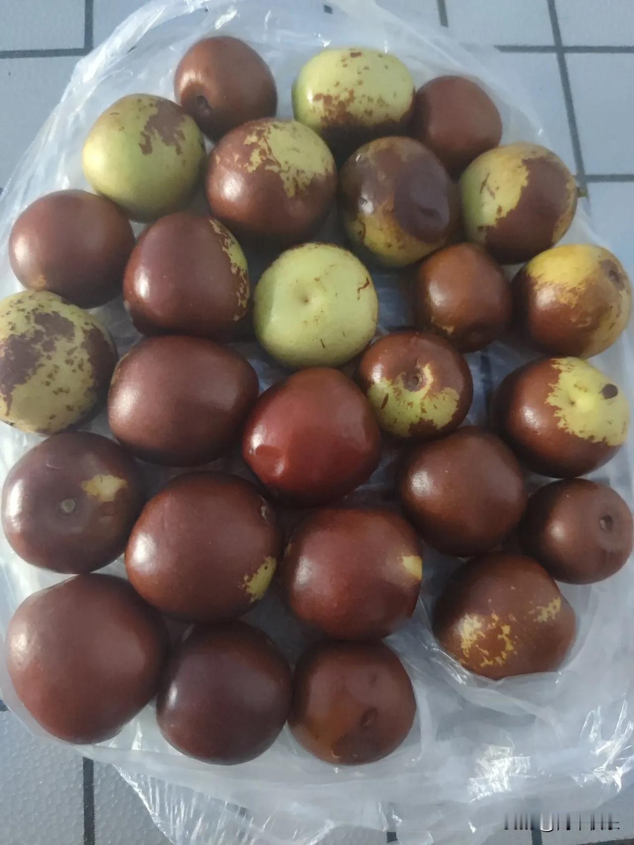 送人的东西都是最好的，最好的东西不送人。这两句话是一个意思吗？都是哪类人说的？