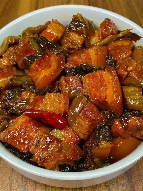 三餐有肉精神爽，请接下联

上联:三餐有肉精神爽，
下联：大碗喝酒豪气壮。