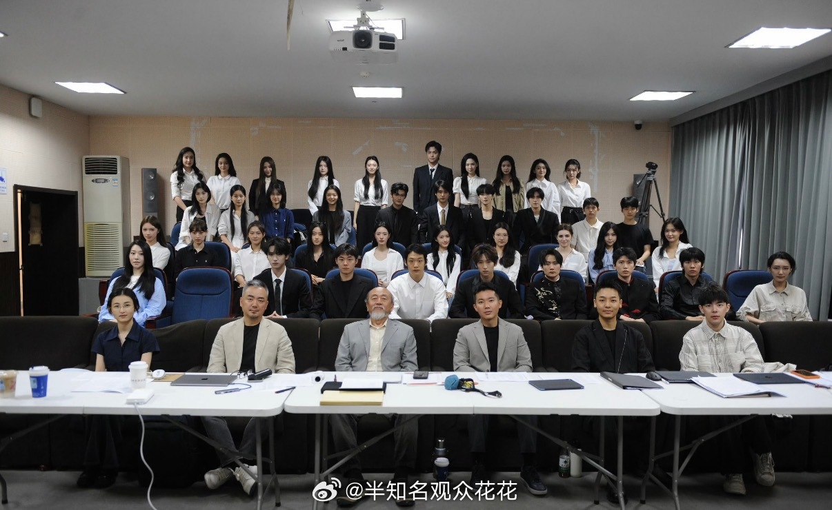 严浩翔张子枫毕业大合影严浩翔班级毕业合影有张子枫学姐张子枫也在诶 