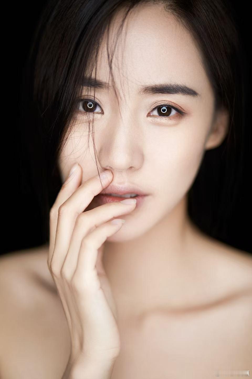 王智 看向镜头的那股劲儿很绝 感染力直接扑面而来 