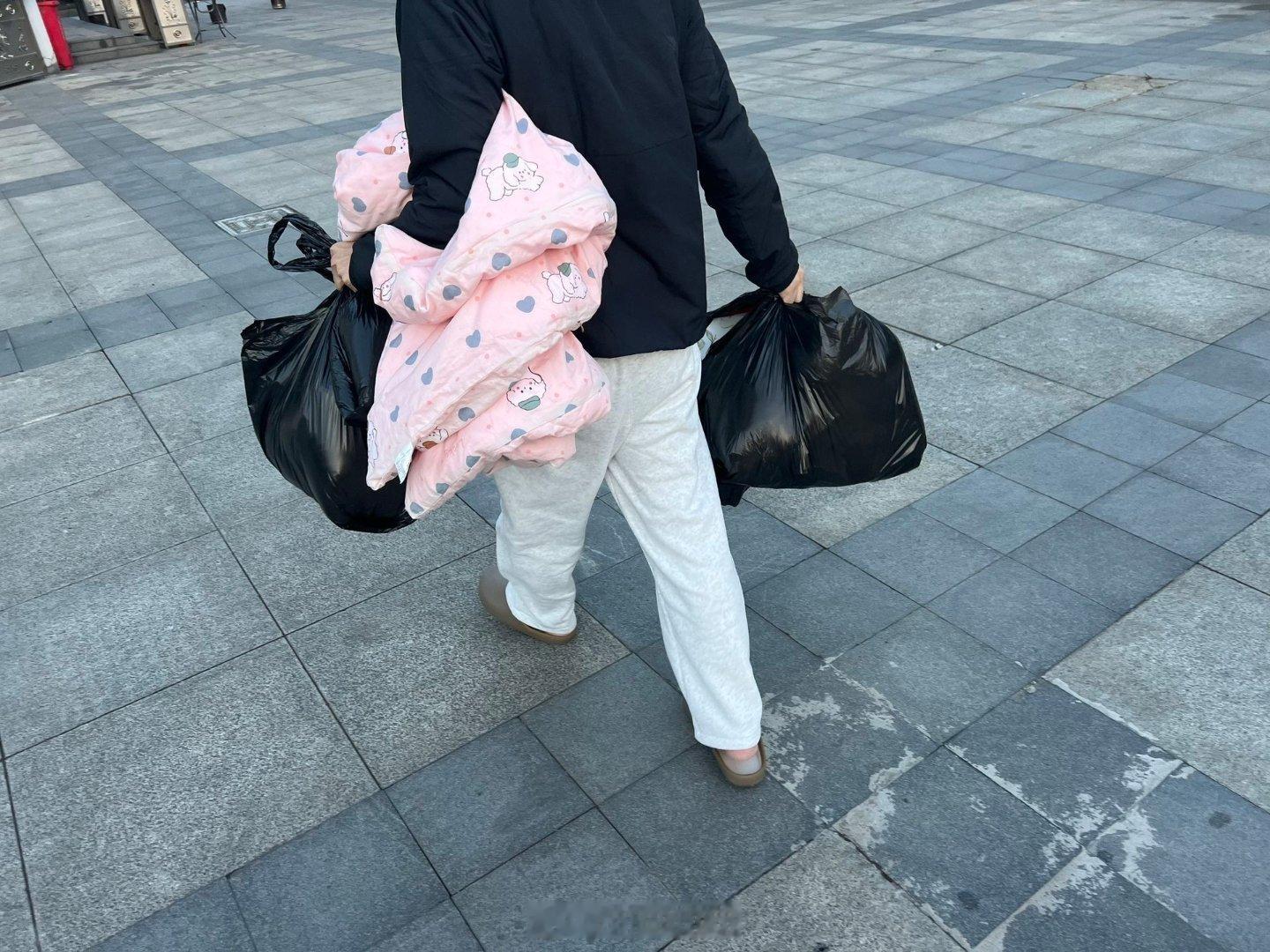 小洛熙妈妈把早产儿子每天吸氧、住院、心脏彩超的画面剪成日常，从夏天发到冬天11月