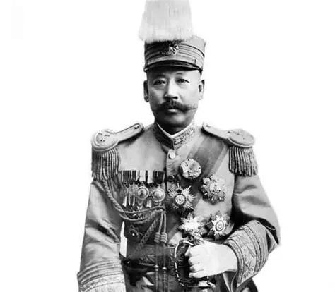 曹锟当了总统以后，多了一个心病——忌讳"曹"字。京剧里有两出戏特别火，一出叫《击