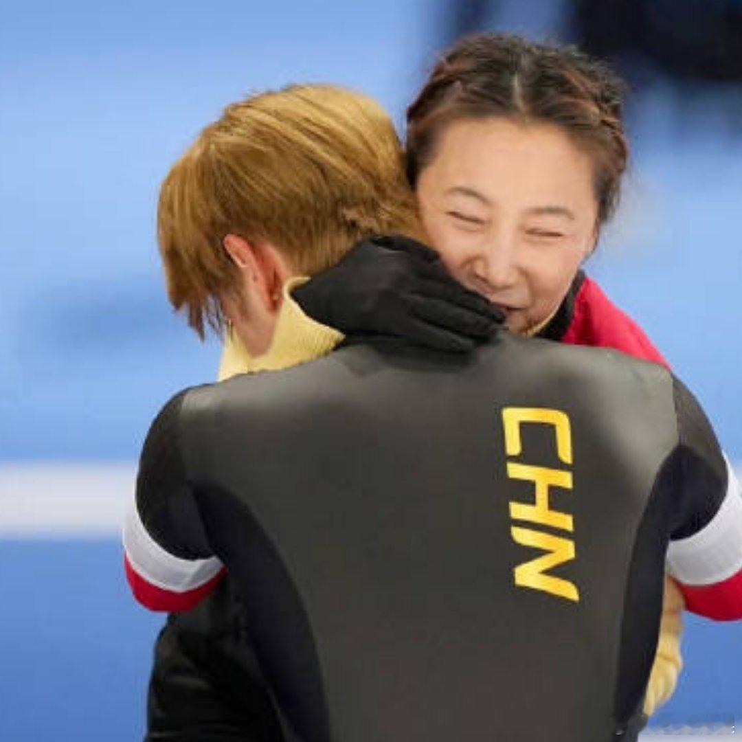 刘瀚彬在线求和李琰拥抱照小飞侠，为什么你的眼里常含泪水？因为对师傅的爱