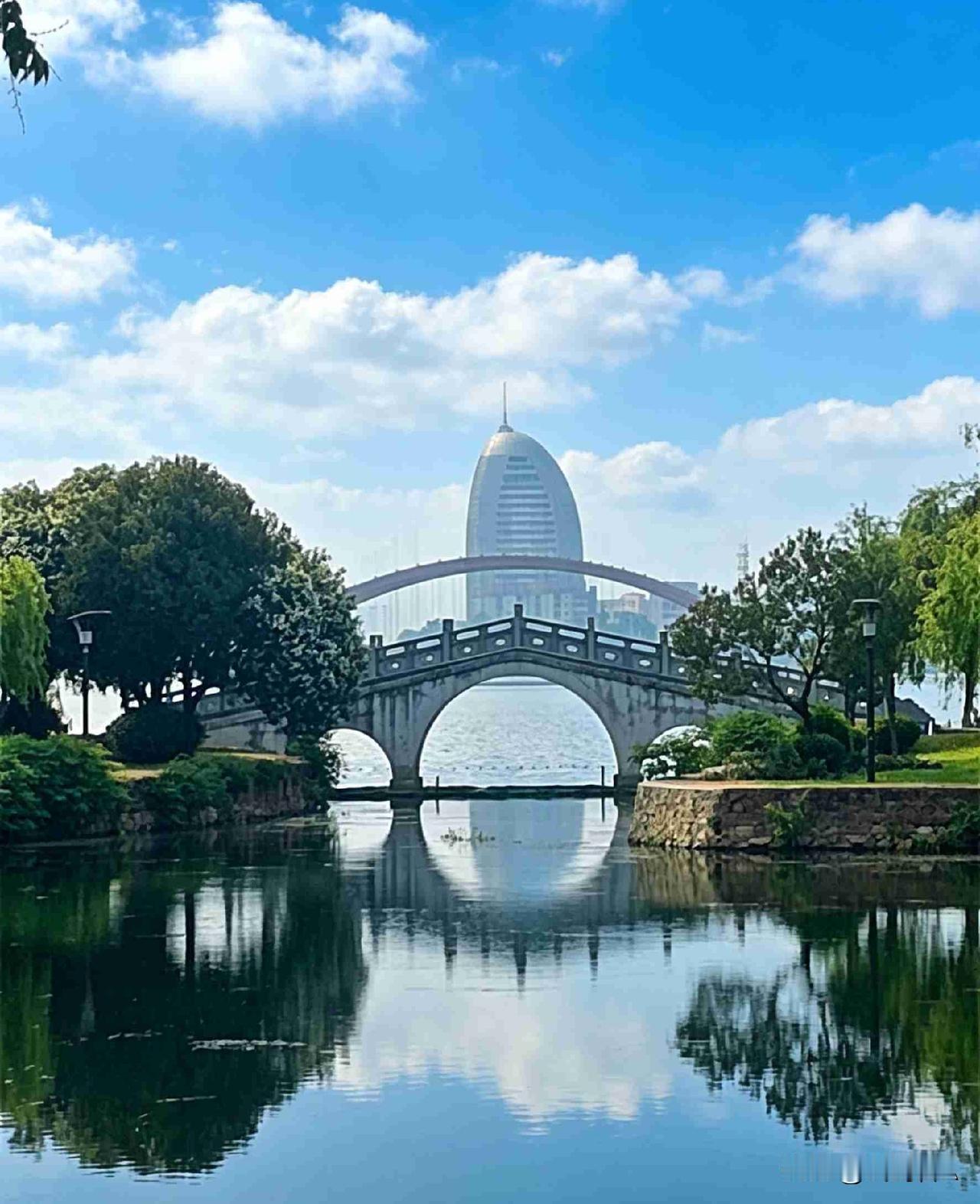我的今日状态：😁轻松愉快
我这里的天气：☀️晴天，蓝天白云微风轻拂洋澜湖畔，栈