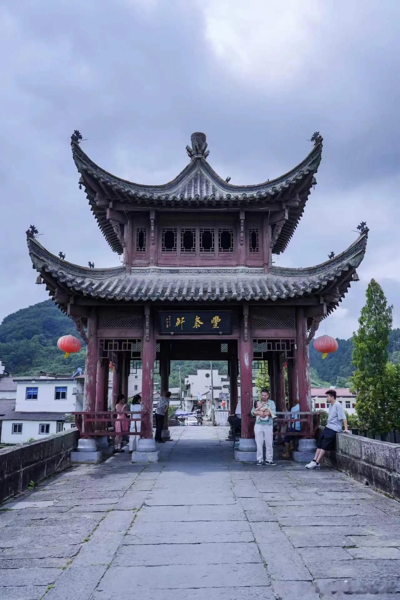 在安徽宁国胡乐镇的西津河上，藏着一座跨越三百余年的青石古桥——廉夫桥。它始建于清