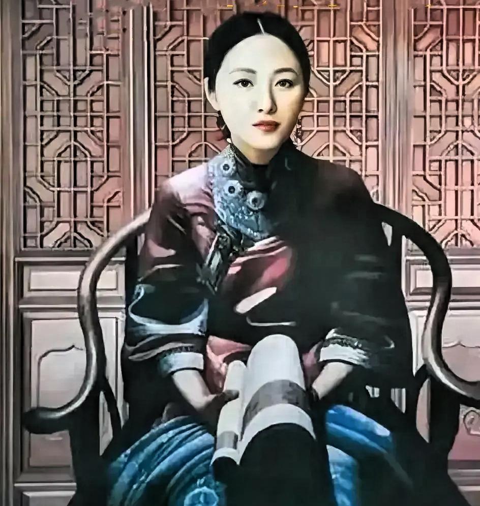 清末陕西女首富周莹的旧照五官开阔大气，眉宇间自带倔强果敢的气质，这份样貌特质，正