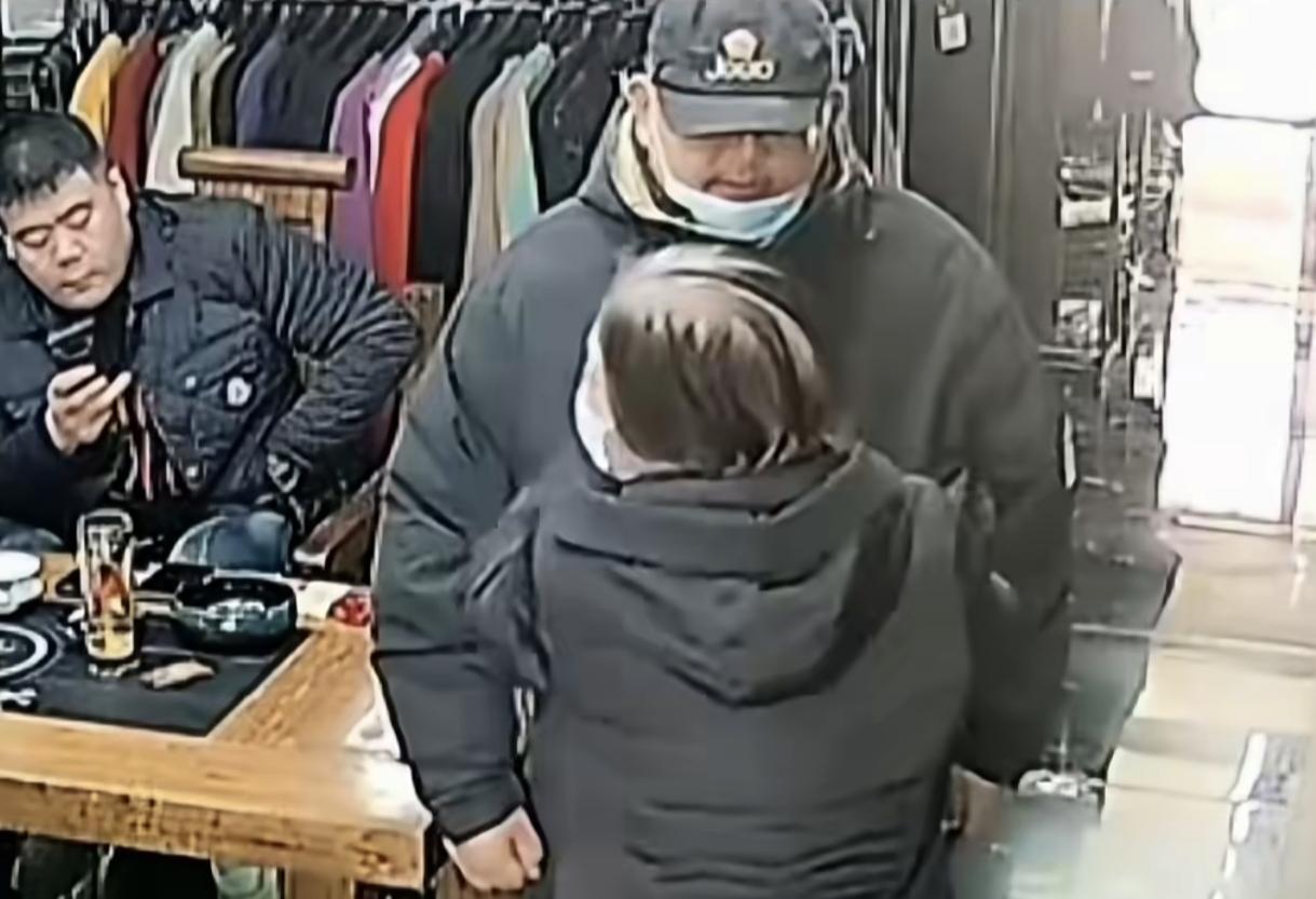 河北，一位头发花白母亲
推着45岁脑梗儿子买棉袄
269元棉袄老板让大姨随便给，