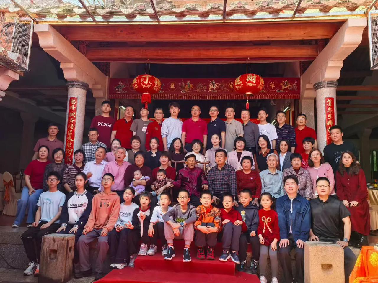 天来老师登百龄
​芬芳桃李誉满乡
​梓里崇学蔚成风
​孙完渊谋天来先
​世纪福寿