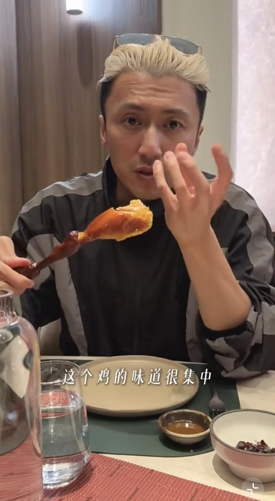 8月26日，谢霆锋带母亲狄波拉一起在香港吃饭，狄波拉面容憔悴脸色苍白，谢霆锋眼窝