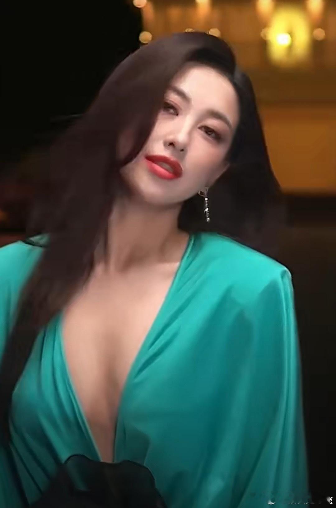 朱珠现在依旧是风情万种，老公英俊潇洒，孩子软萌可爱，让人羡慕的一家人。 