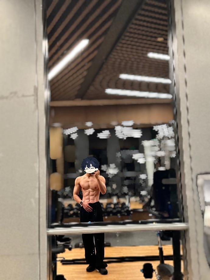 李耕耘腹肌  大早晨搞得人心里黄黄的[色][色] 