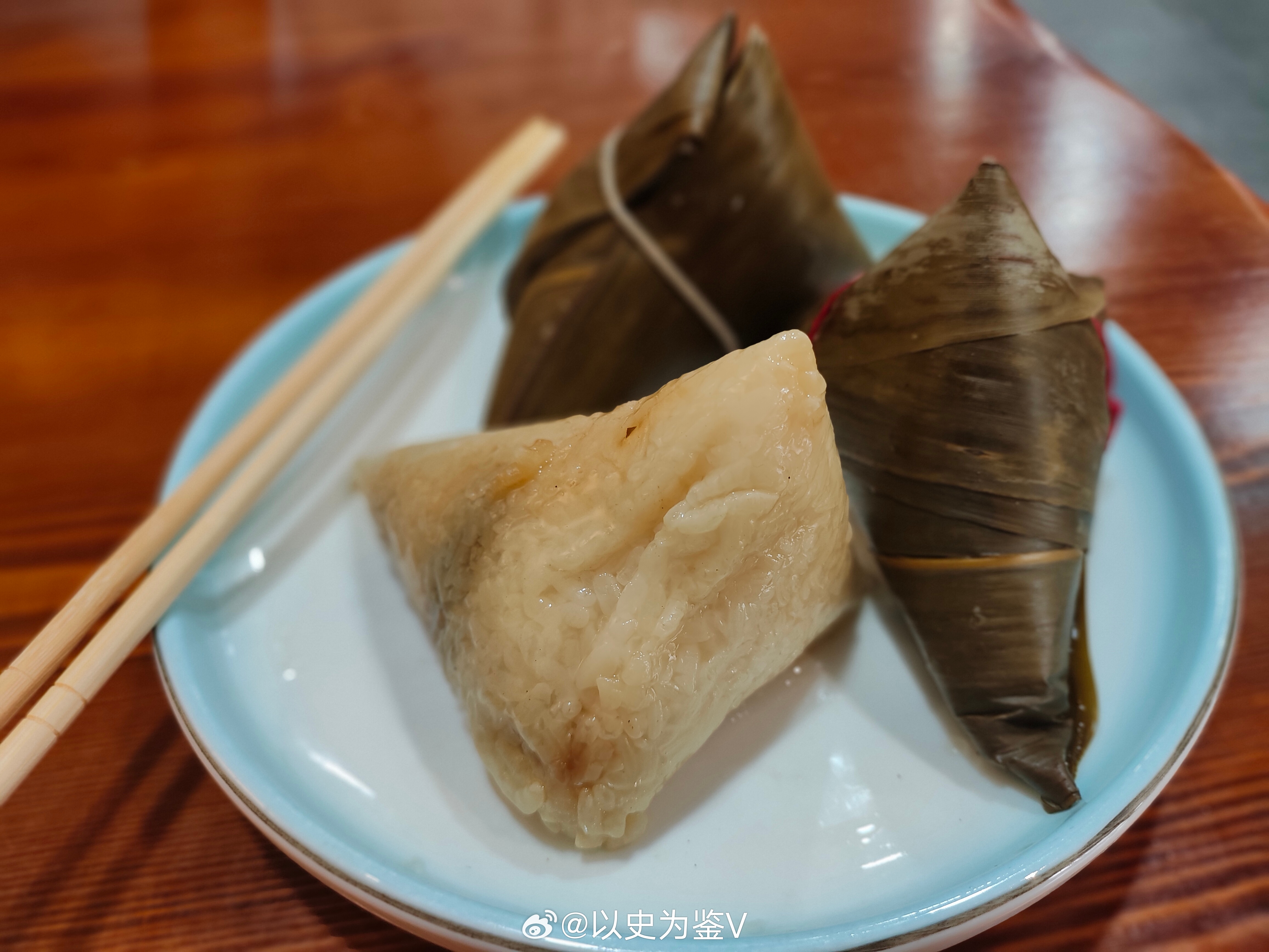 端午天津这地方真是讲究中午在路边随便挑了一家饭馆吃饭结果菜还没上老板先每人送一个