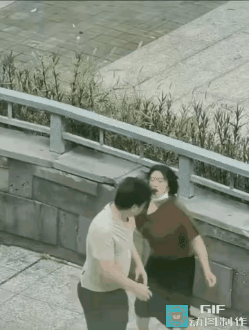 "下手真狠!"一对夫妻在公园发生矛盾了，女子扯住男子衣服，不让男子离开，还伸手去