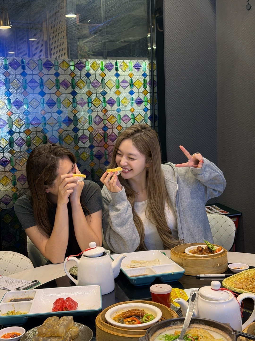 跟我芮姐喝个茶，工作没停过图2说的到底认识哪个博主？？欧尼茜茜广州早茶 广州