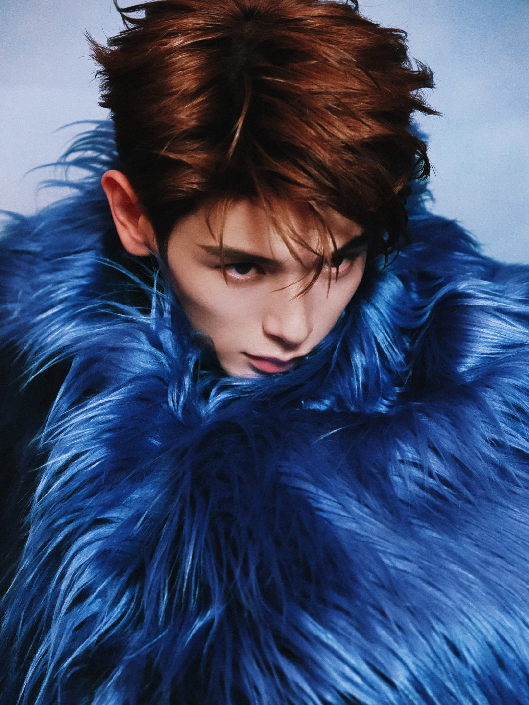 姚弛身英伦皮衣造型是真的杀疯了 理性线条勾勒出的痞帅，遇上皮革包裹下的浪漫灵魂，