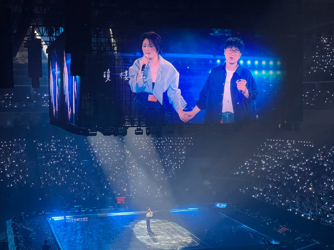 杨千嬅余佳运时隔五年再合唱余佳运演唱会把杨千嬅请来了全场大合唱的名场面来了！杨千