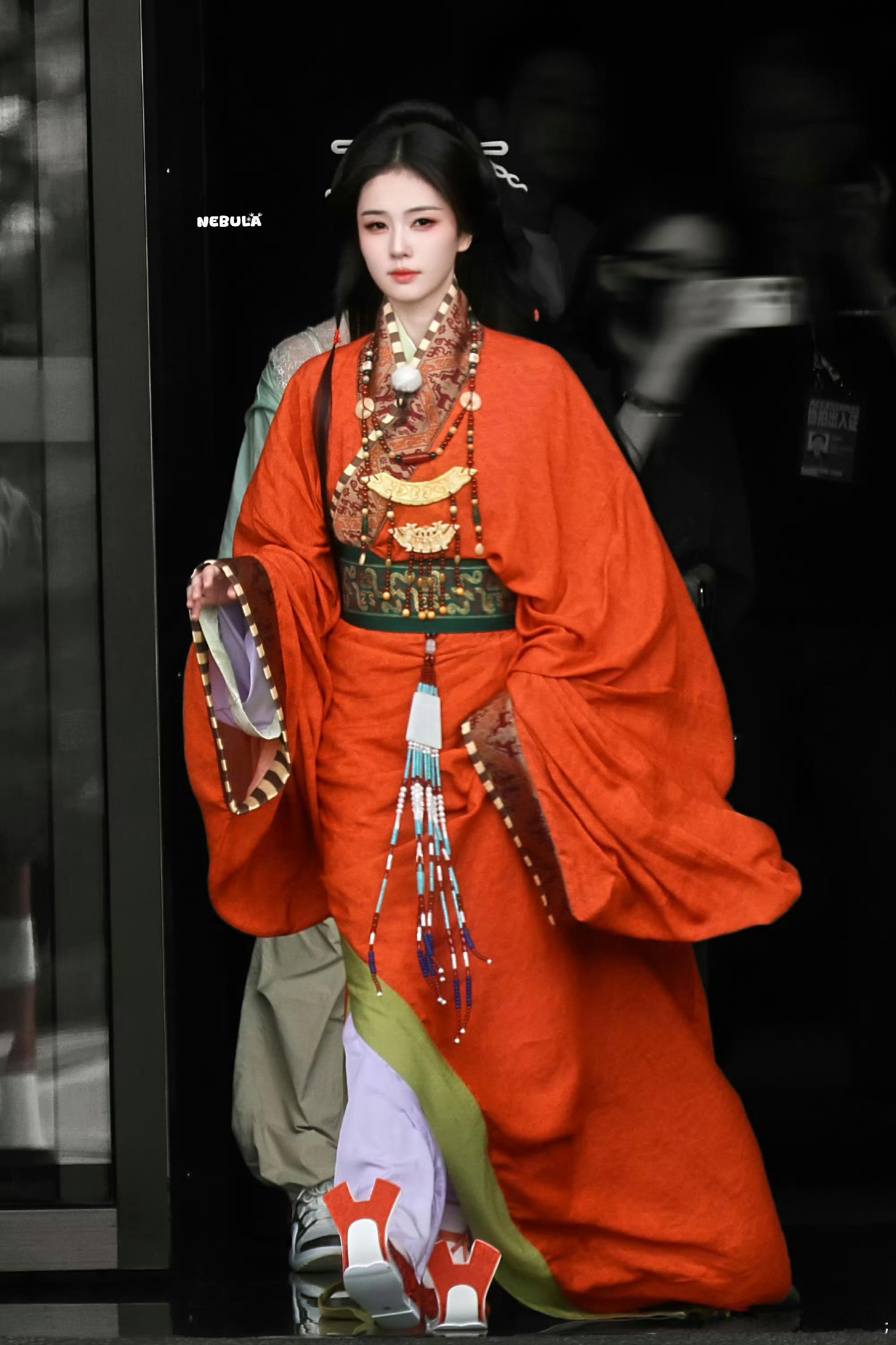央视网点赞白鹿战国袍战国袍确实好看，女生节假日穿起来也是赏心悦目的，可以多穿穿，