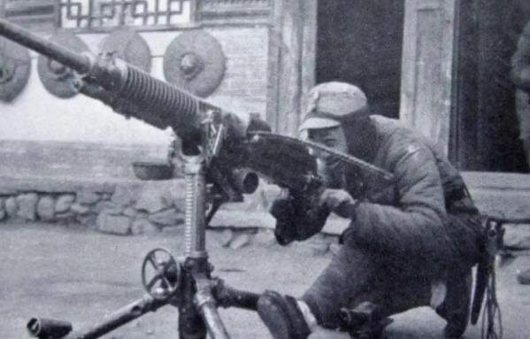 1943年，八路军缴获两挺机枪，却苦于没子弹，就在战士们一筹莫展之际，一个农民赶
