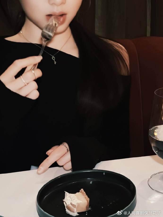 黄多多ins更新了黄多多黑色露肩连衣裙黄多多在 ins 分享穿搭，黑色露肩裙简约