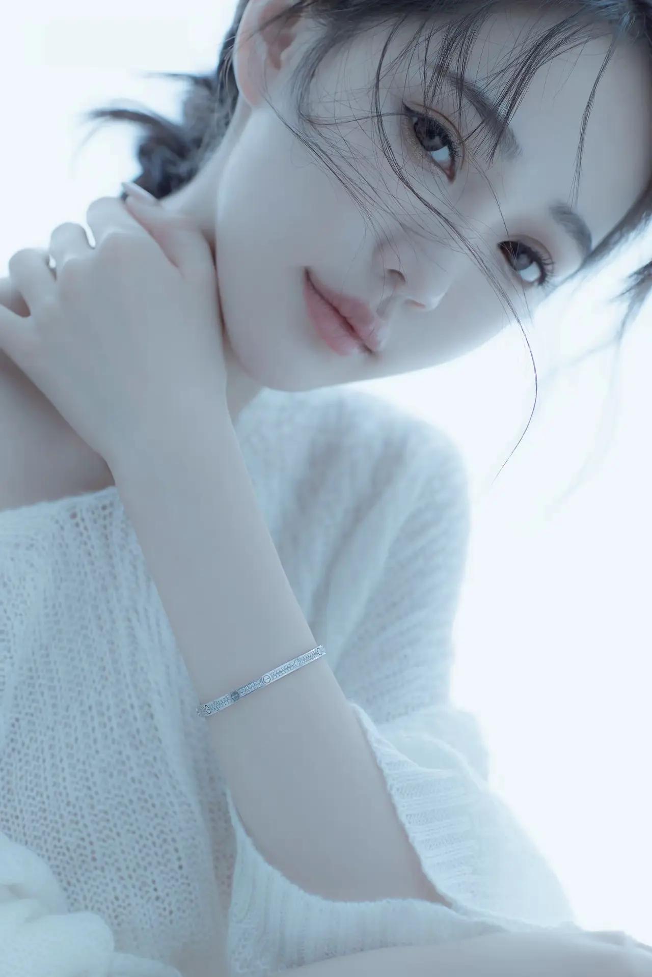 专注做事的时候，眼里有光、气场沉稳，自带吸引力。自信松弛的时刻，不迎合不局促，从