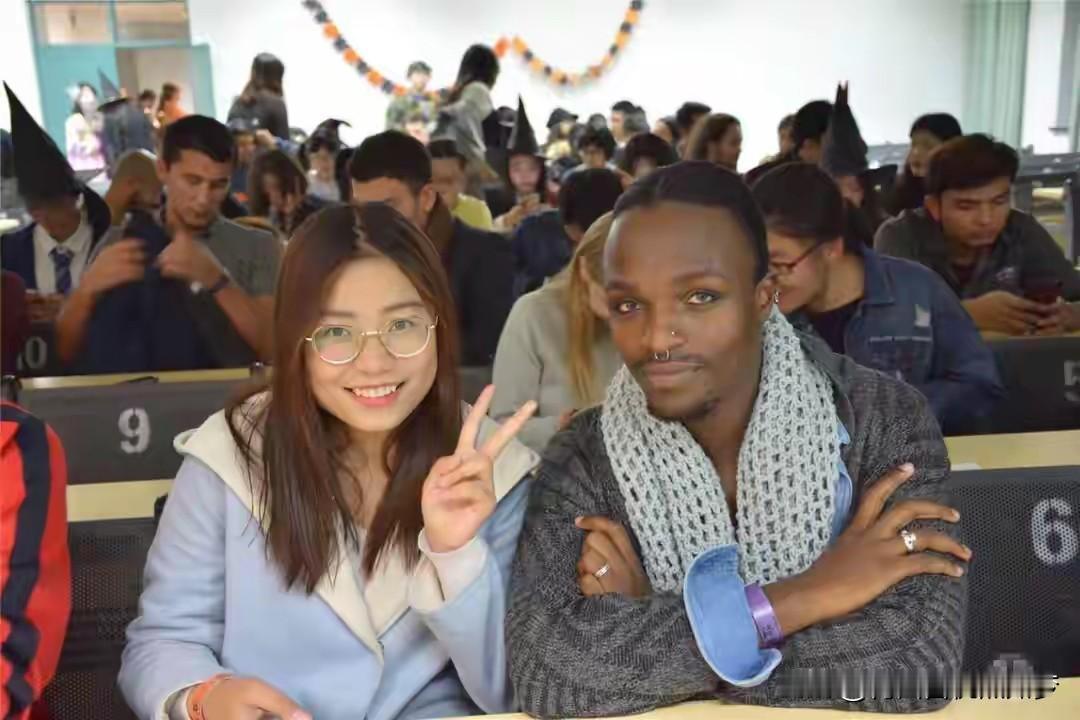 外国留学生，也是太幸福了！
外籍留学生，在我国读书不用交学费、不用交住宿费，而且
