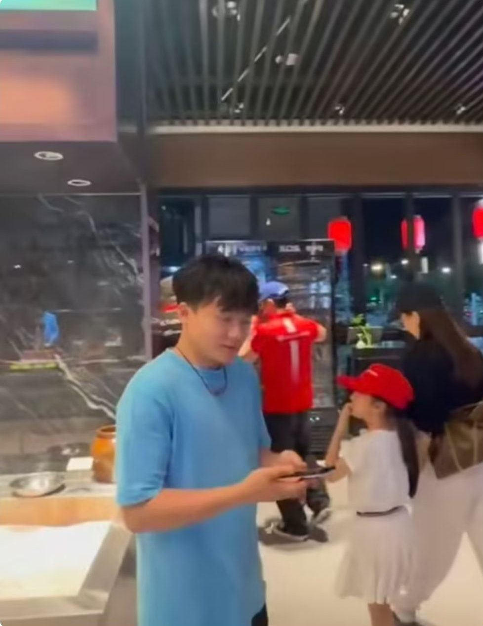 郭富城携妻女宁波吃饭，两女儿活泼可爱颜值超高，非常黏爸爸 