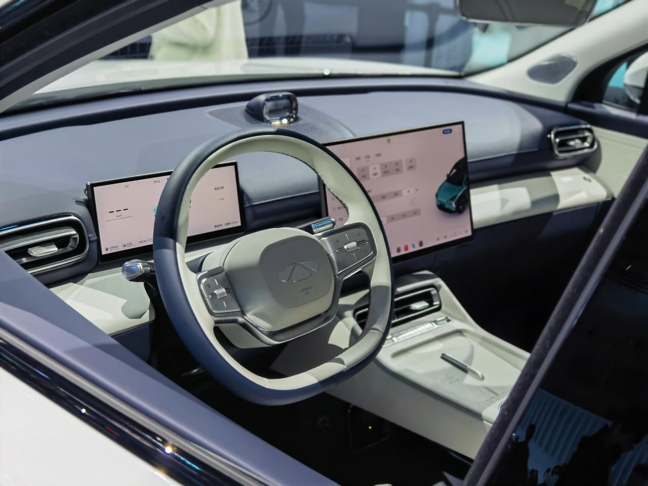 📮先说说对开路面刹停这件事，对开路面在刹车的时候车头基本都会往附着力高的一侧偏