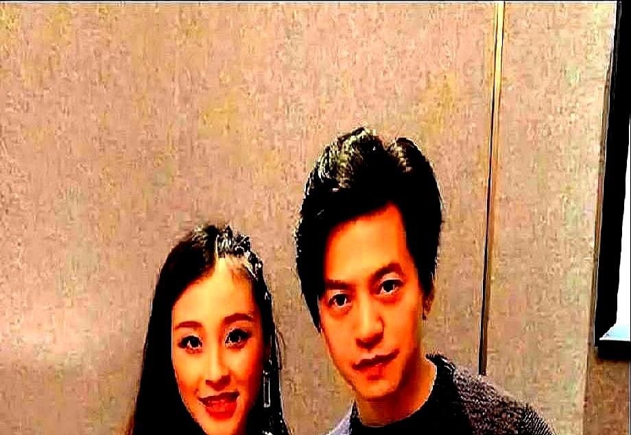 一个清华社会学博士，把全部身家都押给一个住在地下室的穷歌手，图什么？

很多人觉