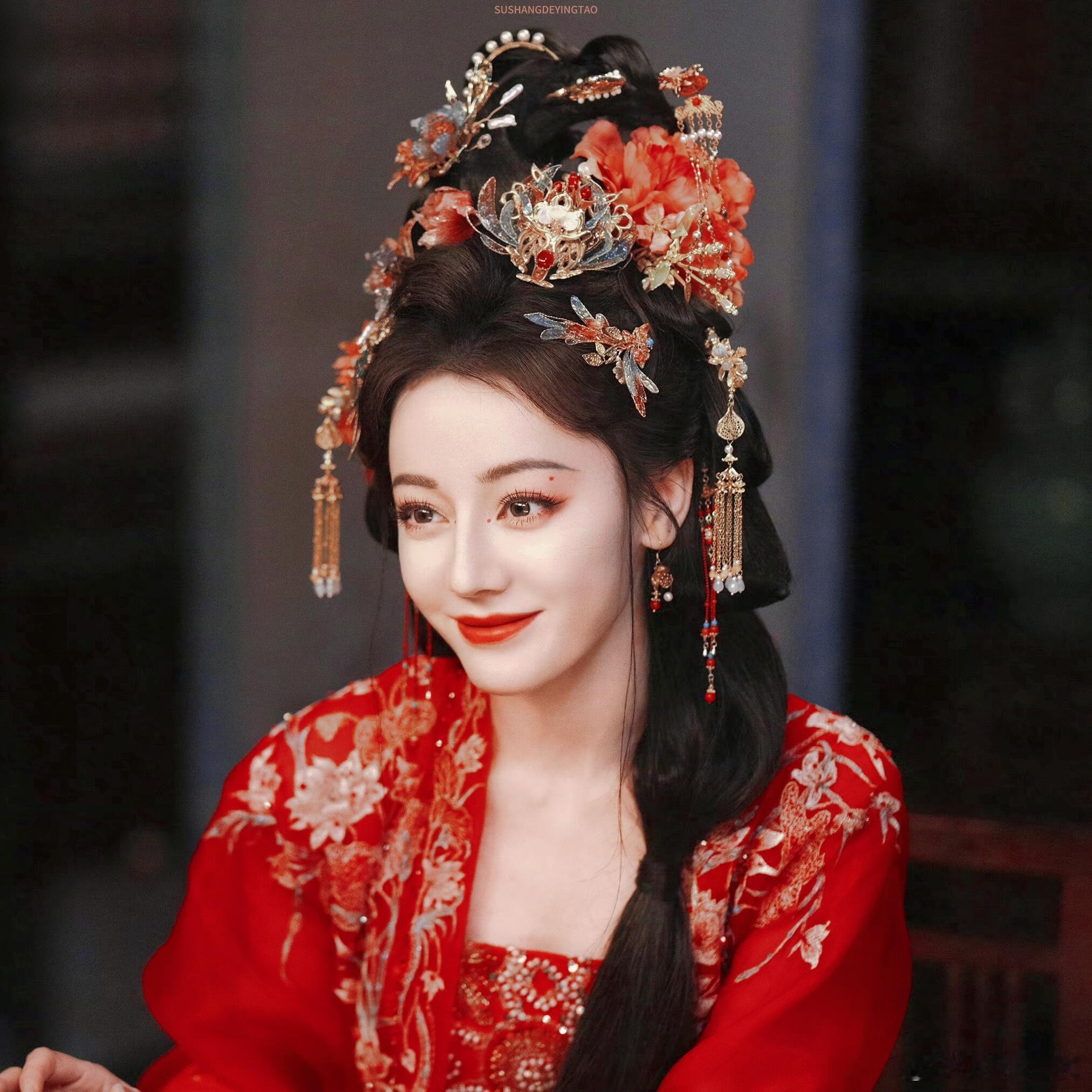 迪丽热巴花魁妆火到AI界了 迪丽热巴的脸就是行走的建模模板！花魁妆一上身，氛围感