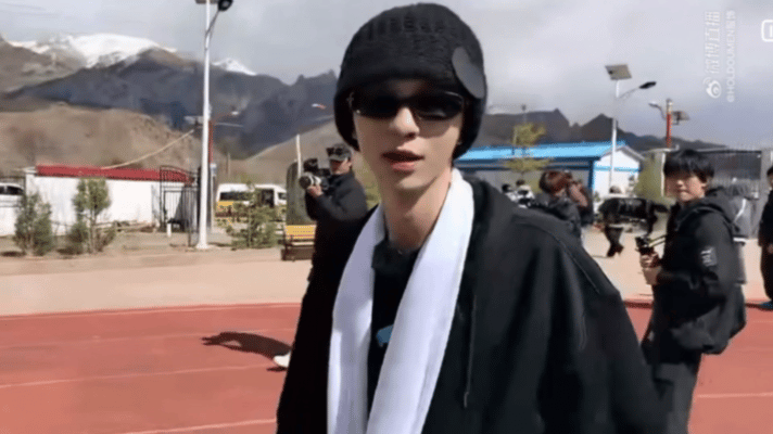 十个勤天送校服 后陡门的少年们真的把承诺刻在了骨子里，重返囊谦的那一刻，仿佛看到