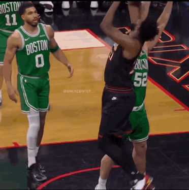 恩比德抓住塔图姆的脖子，没有犯规。

恩比德喘着粗气，“造了”两次罚球。🤔