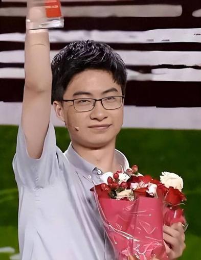 美国关税打压之际，中国又冒出一位厉害人物，95后科学家庞众望。当年清华校长亲自上