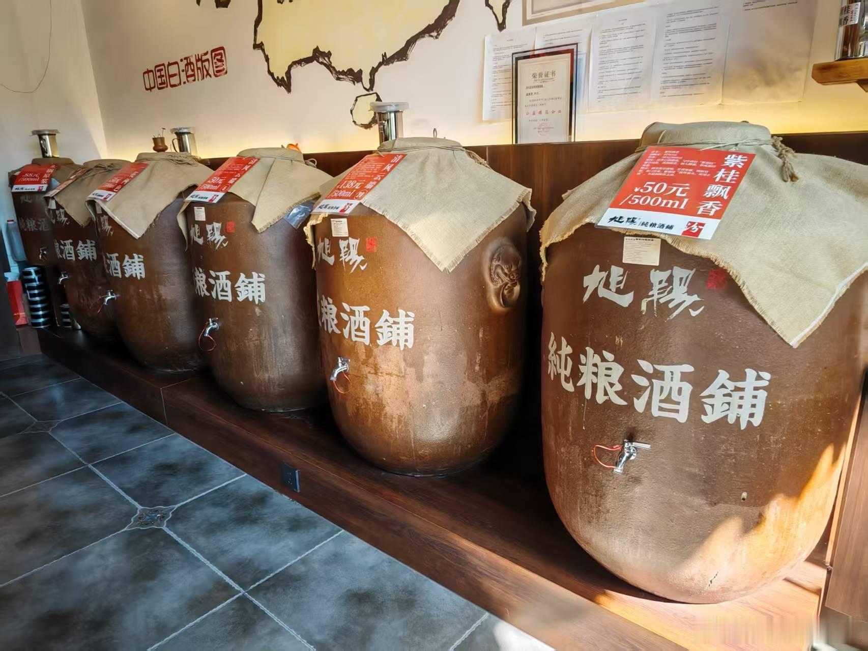 接下来是逛网红街。大多是国内古城标配，什么我在大同很想你，臭豆腐、烤鱿鱼、大雪糕