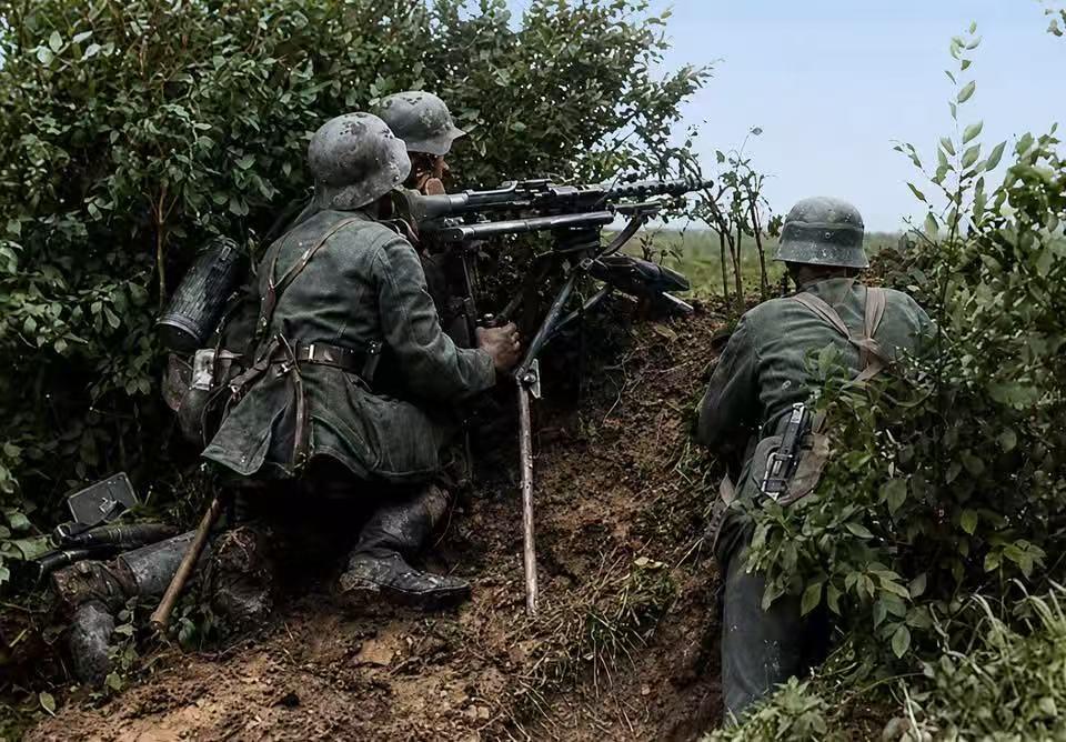 1941年，巴巴罗萨行动初期，一支德国国防军机枪班组正在对阵苏军！
此画面凸显