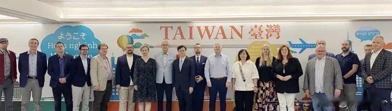 又来了！捷克参议院副议长窜访台湾
台湾准备出多少血？
今天，捷克副议长德拉霍斯率