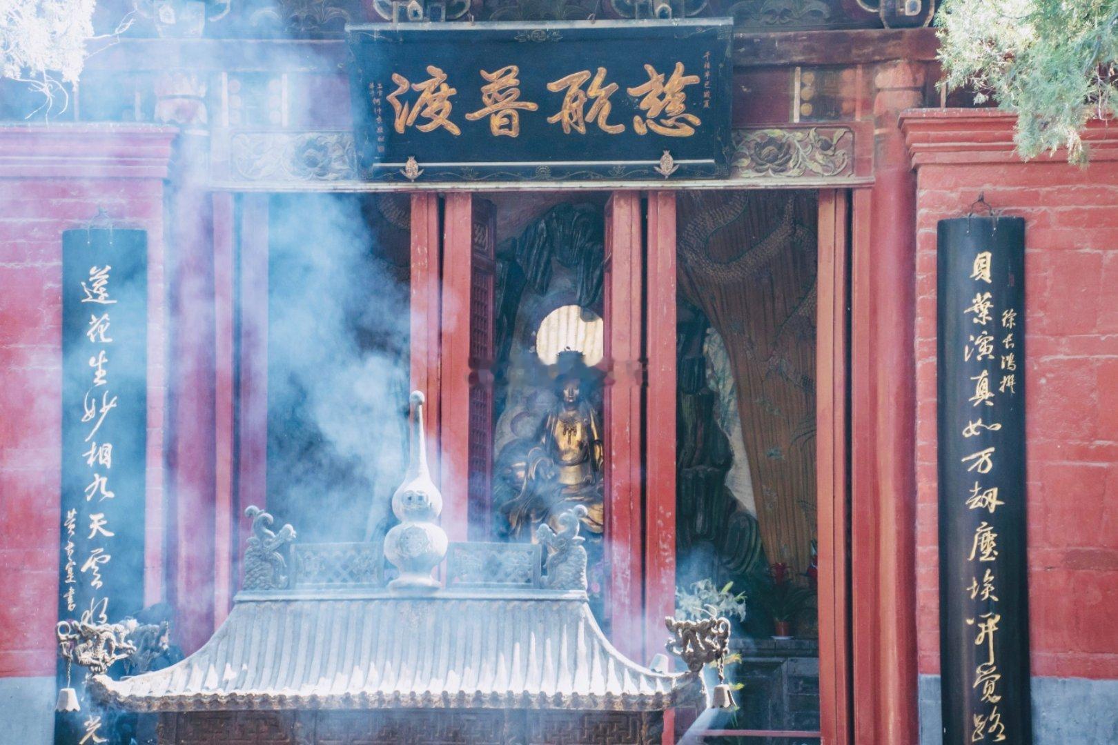 如今正是祈福吉时，师父正在道观中虔诚祈福，希望每个人都能平安快乐，顺利迎来好运，