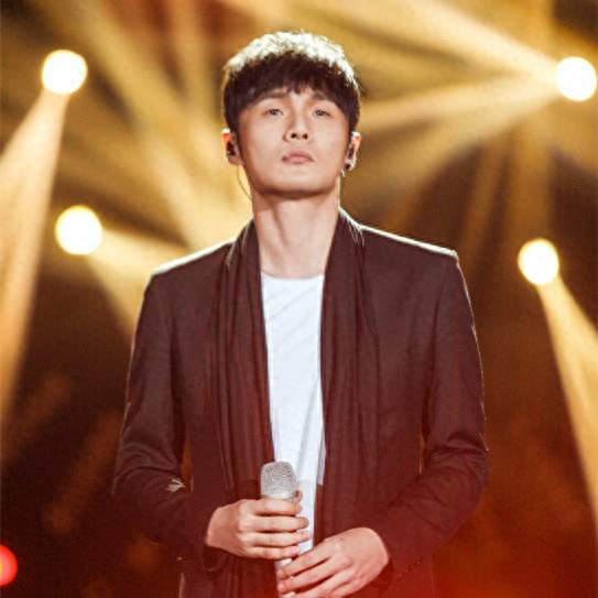 李荣浩：一人包揽词曲编曲，把自己活成一支完整乐队