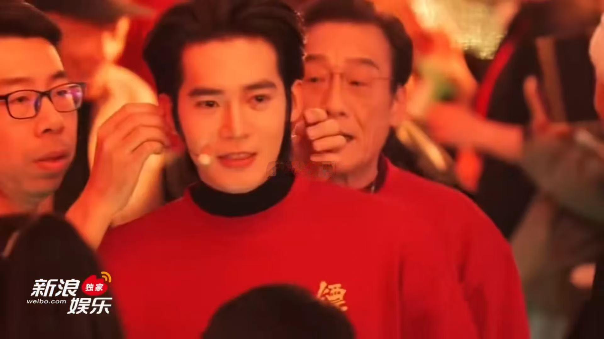 镖人剧组神图有了 捕捉到了角色转换的瞬间，从演员本人到剧中人物，那种微妙的过渡被