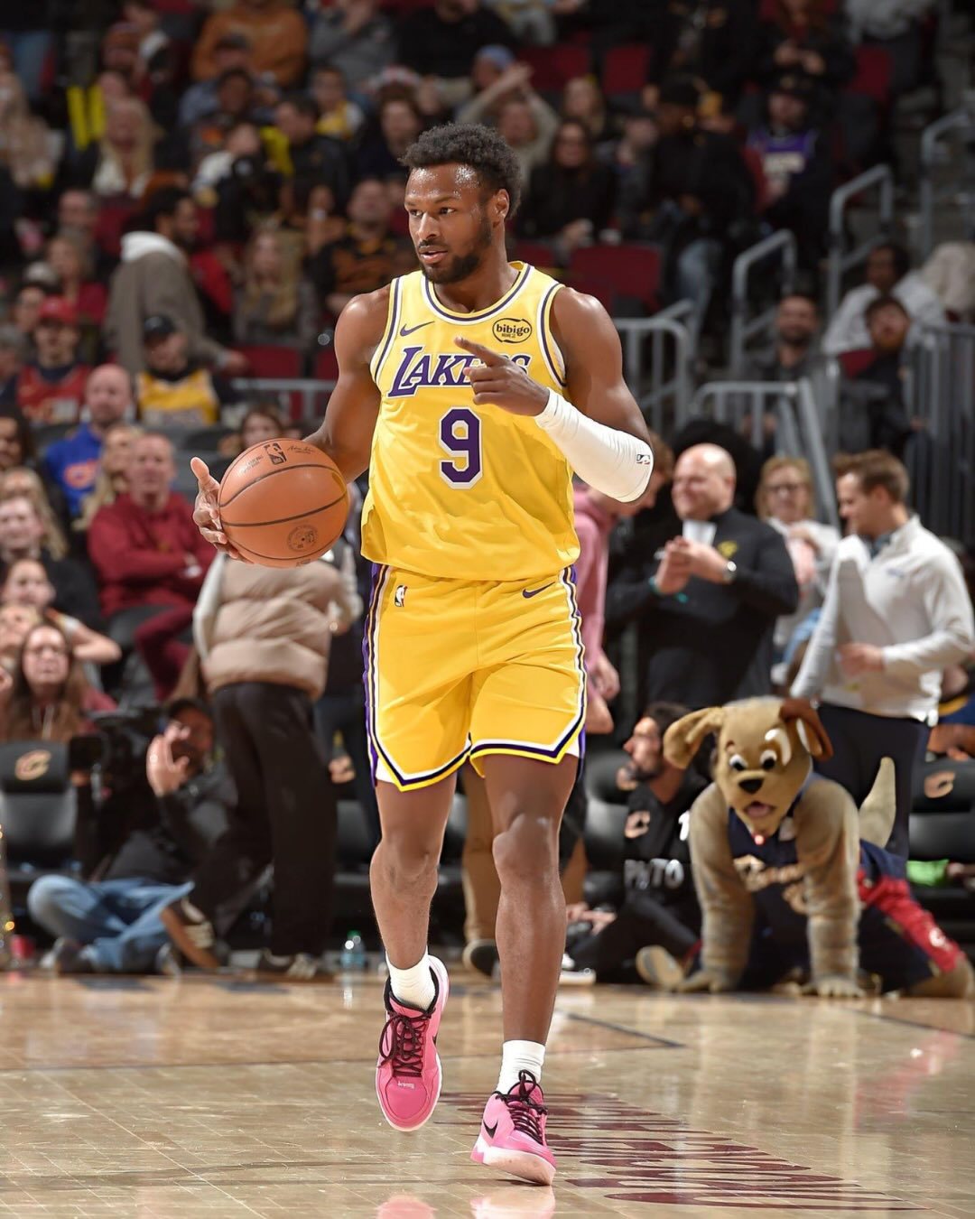 布朗尼穿了个人专属的 Nike LeBron Witness 9 PE。大家觉得